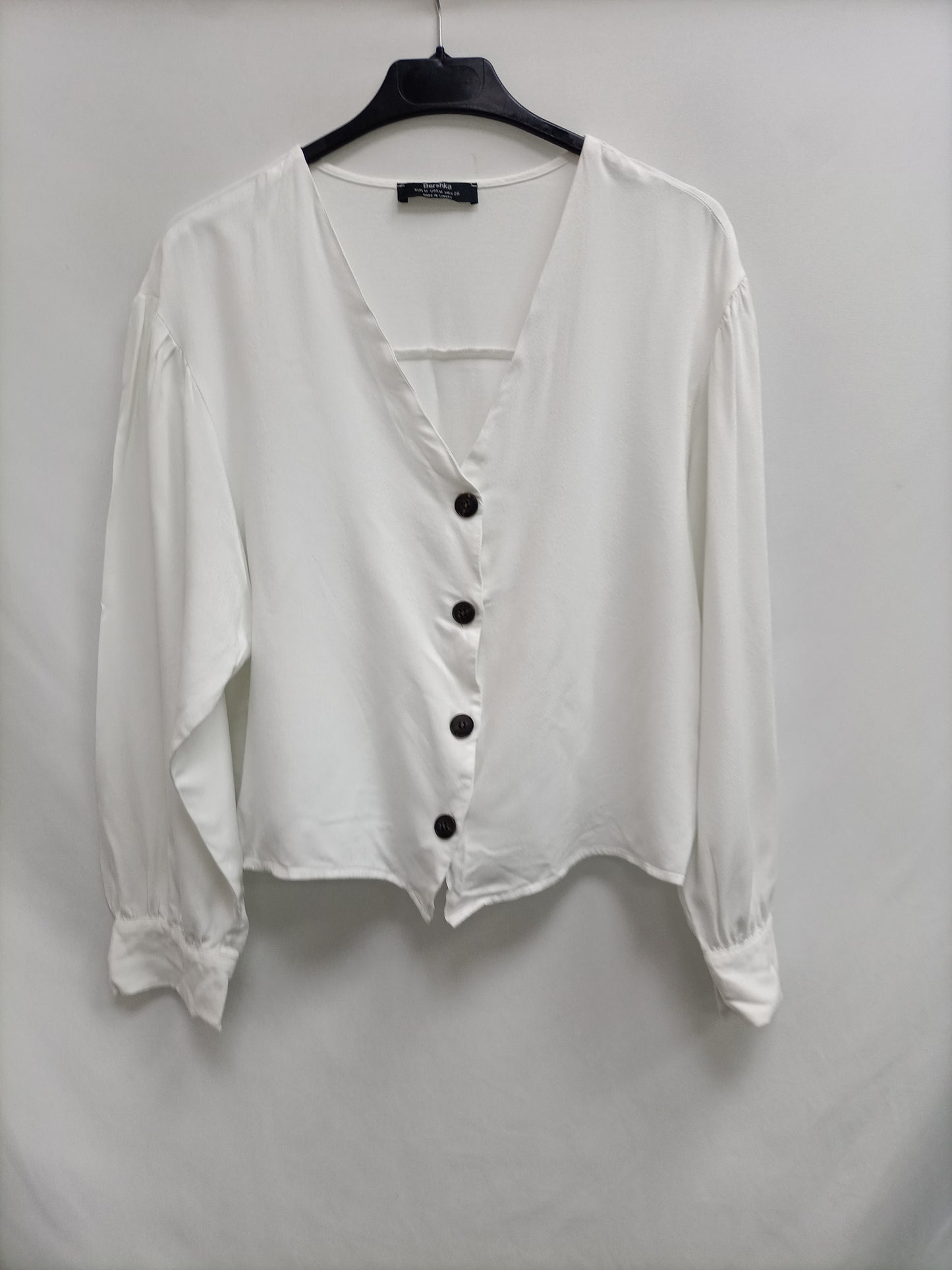 BERSHKA. Blusa blanca botones T.m