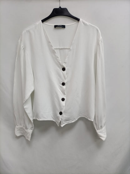 BERSHKA. Blusa blanca botones T.m