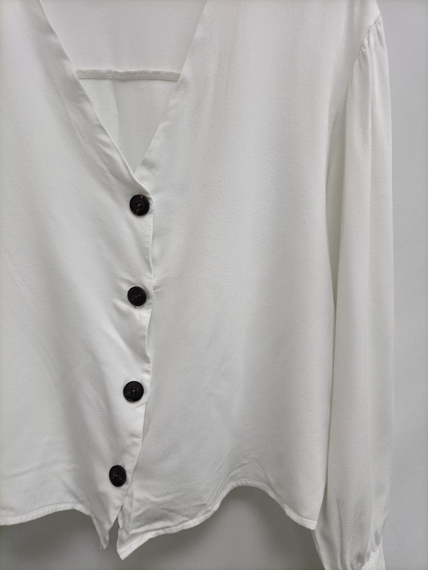 BERSHKA. Blusa blanca botones T.m