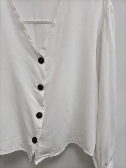 BERSHKA. Blusa blanca botones T.m