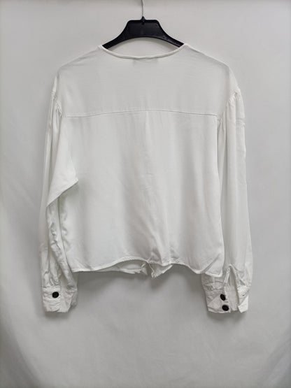 BERSHKA. Blusa blanca botones T.m