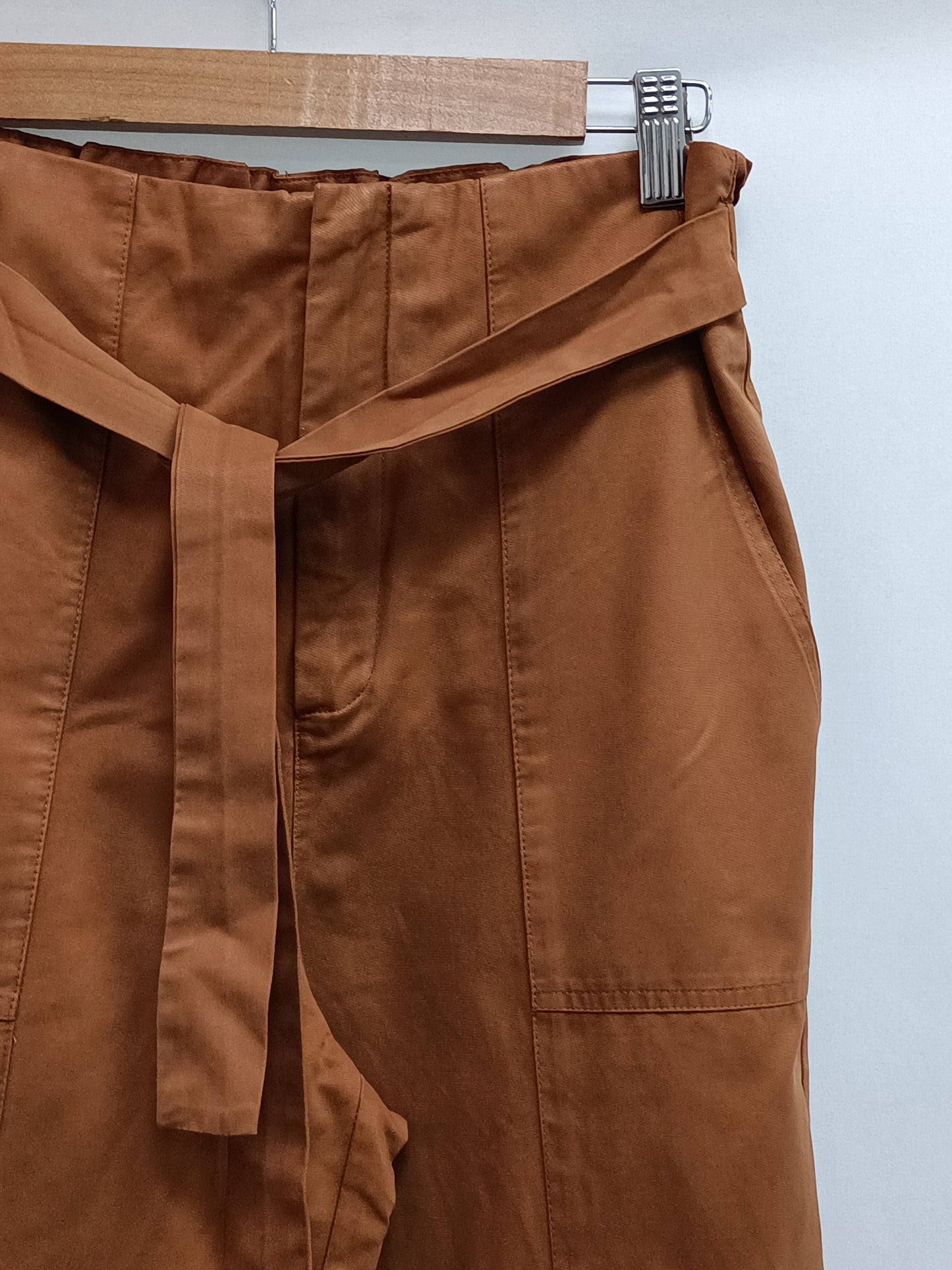 STRADIVARIUS. Pantalón teja T.m (tara)