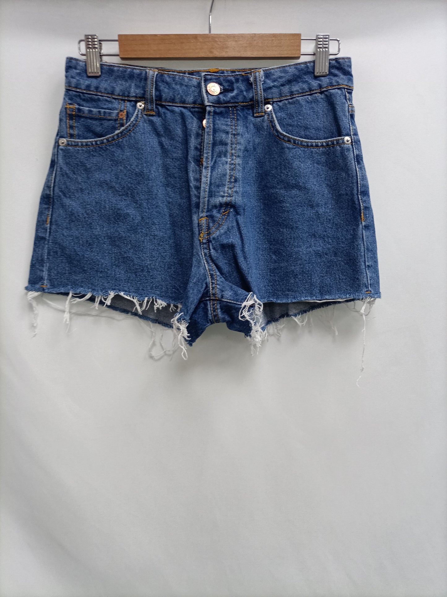 H&M. Shorts vaquero botones T.36