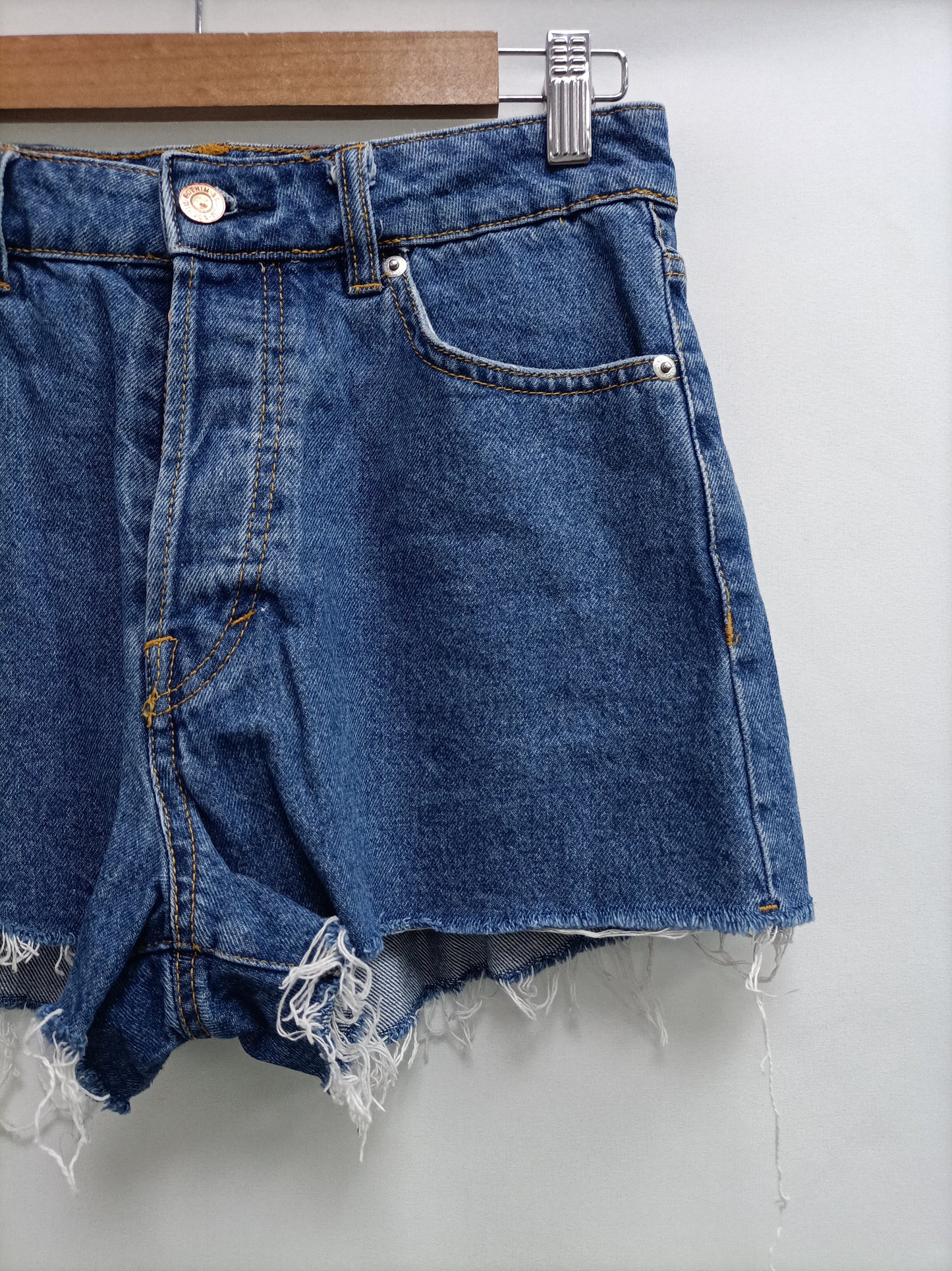 H&M. Shorts vaquero botones T.36