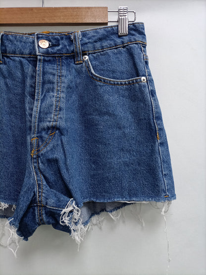 H&M. Shorts vaquero botones T.36