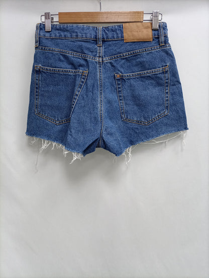 H&M. Shorts vaquero botones T.36
