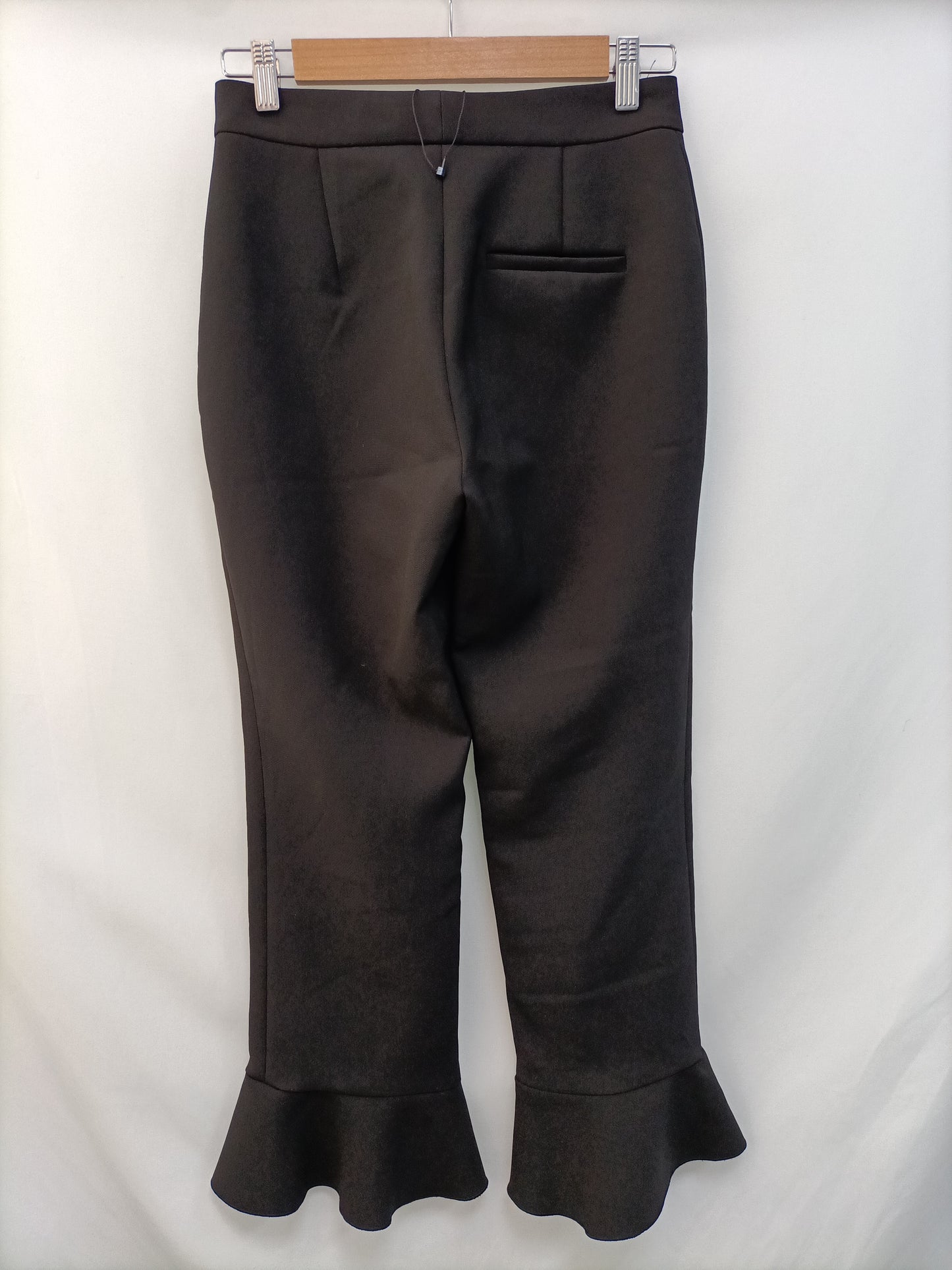 SFERA. Pantalón negro volante T.s