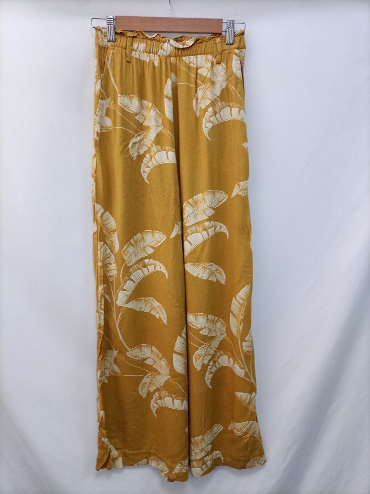 H&M. Pantalón fluido hojas T.36