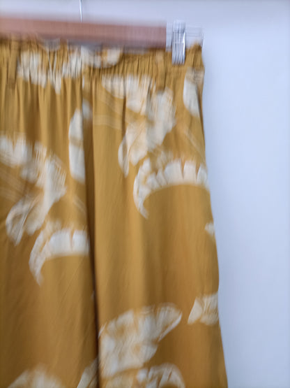 H&M. Pantalón fluido hojas T.36