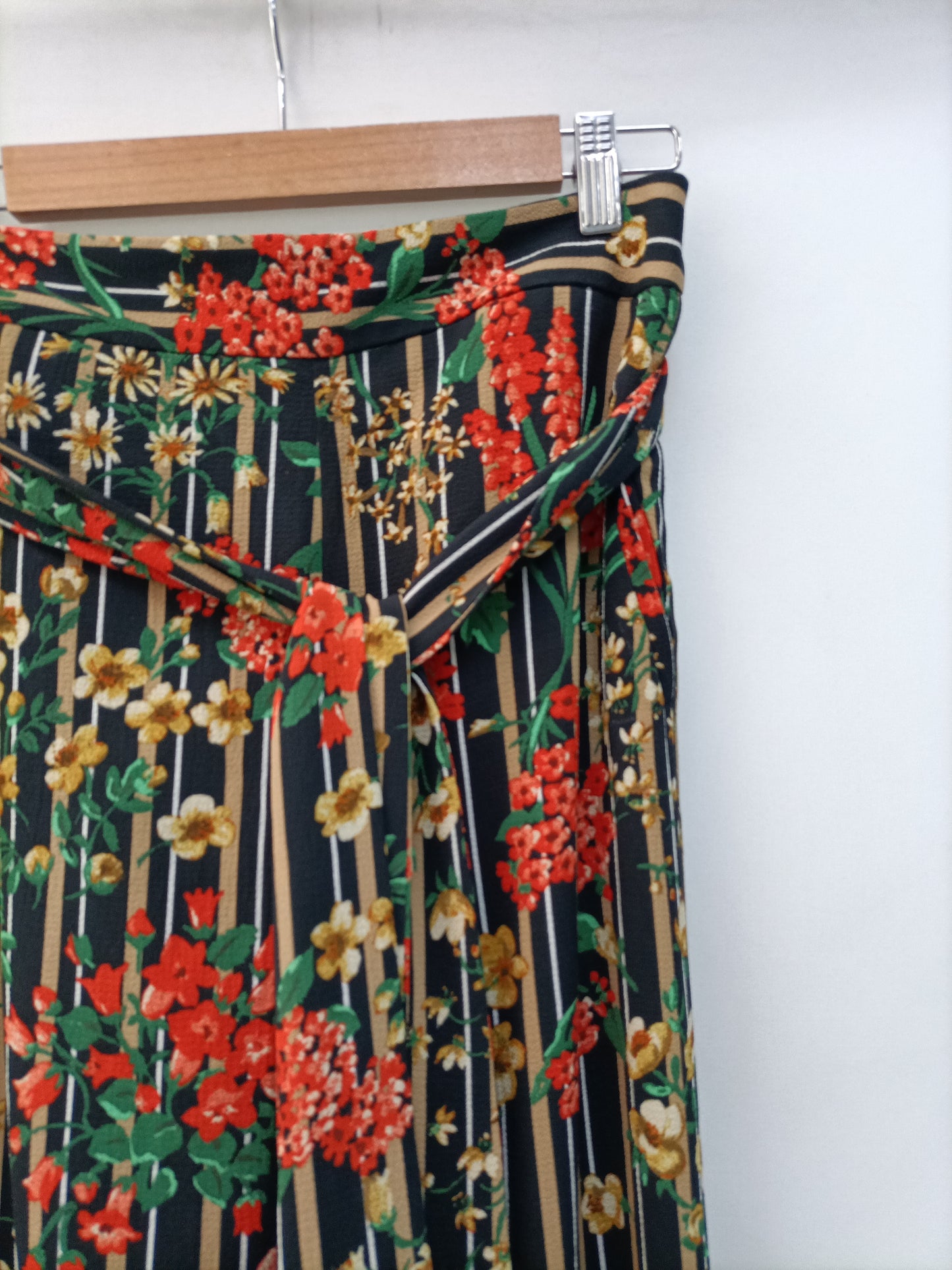 ZARA. Pantalón fluido flores T.s