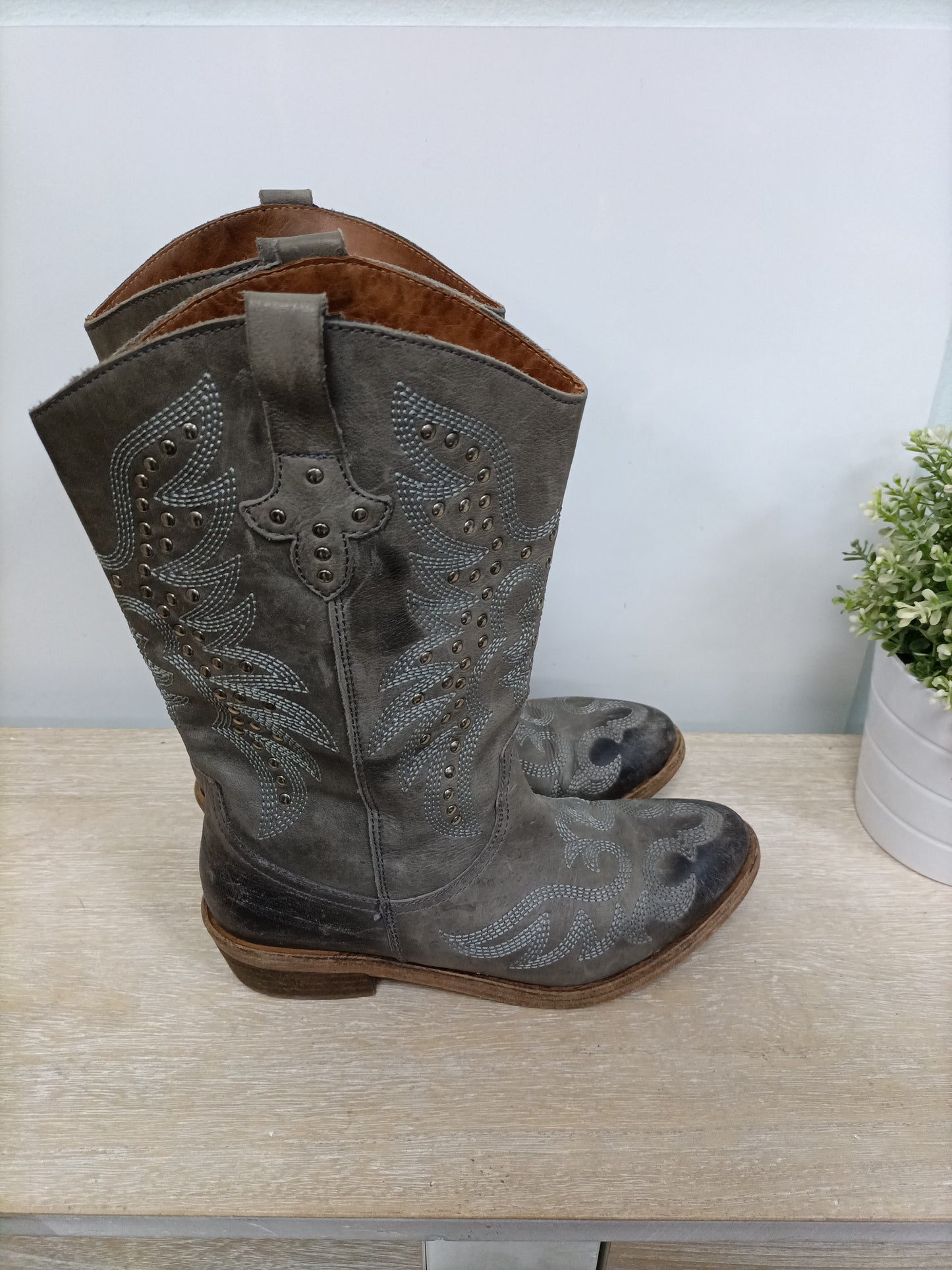 HAKEI. Botas grises tachuelas T.38 (tara)