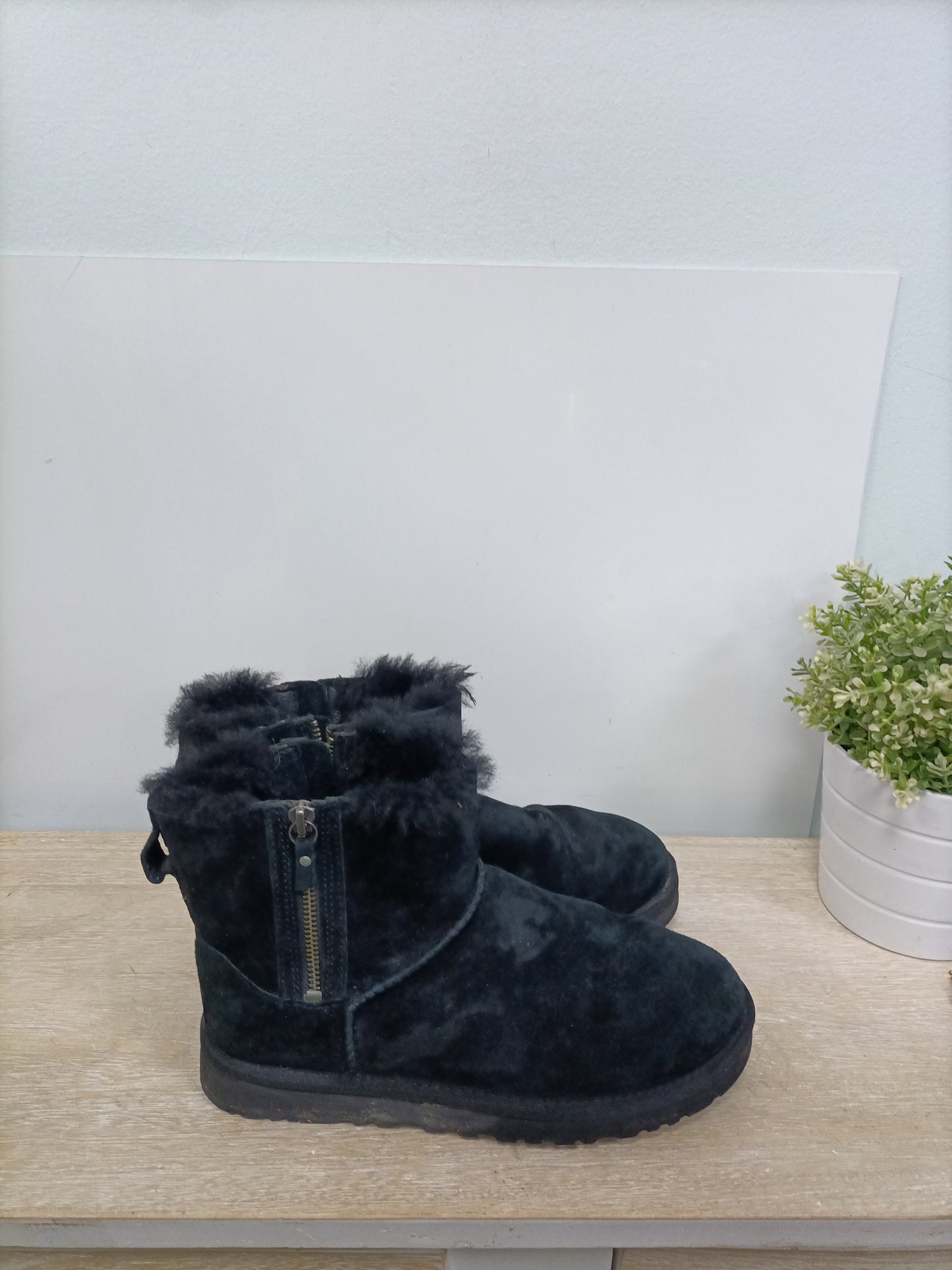 UGG. Botas negra pelo T.38