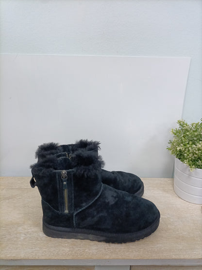 UGG. Botas negra pelo T.38