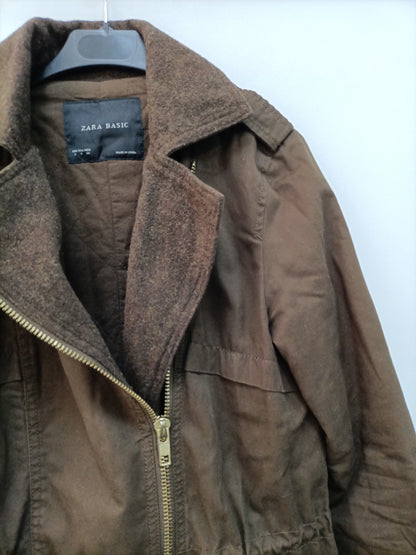 ZARA. Parka marrón cruzada T.s