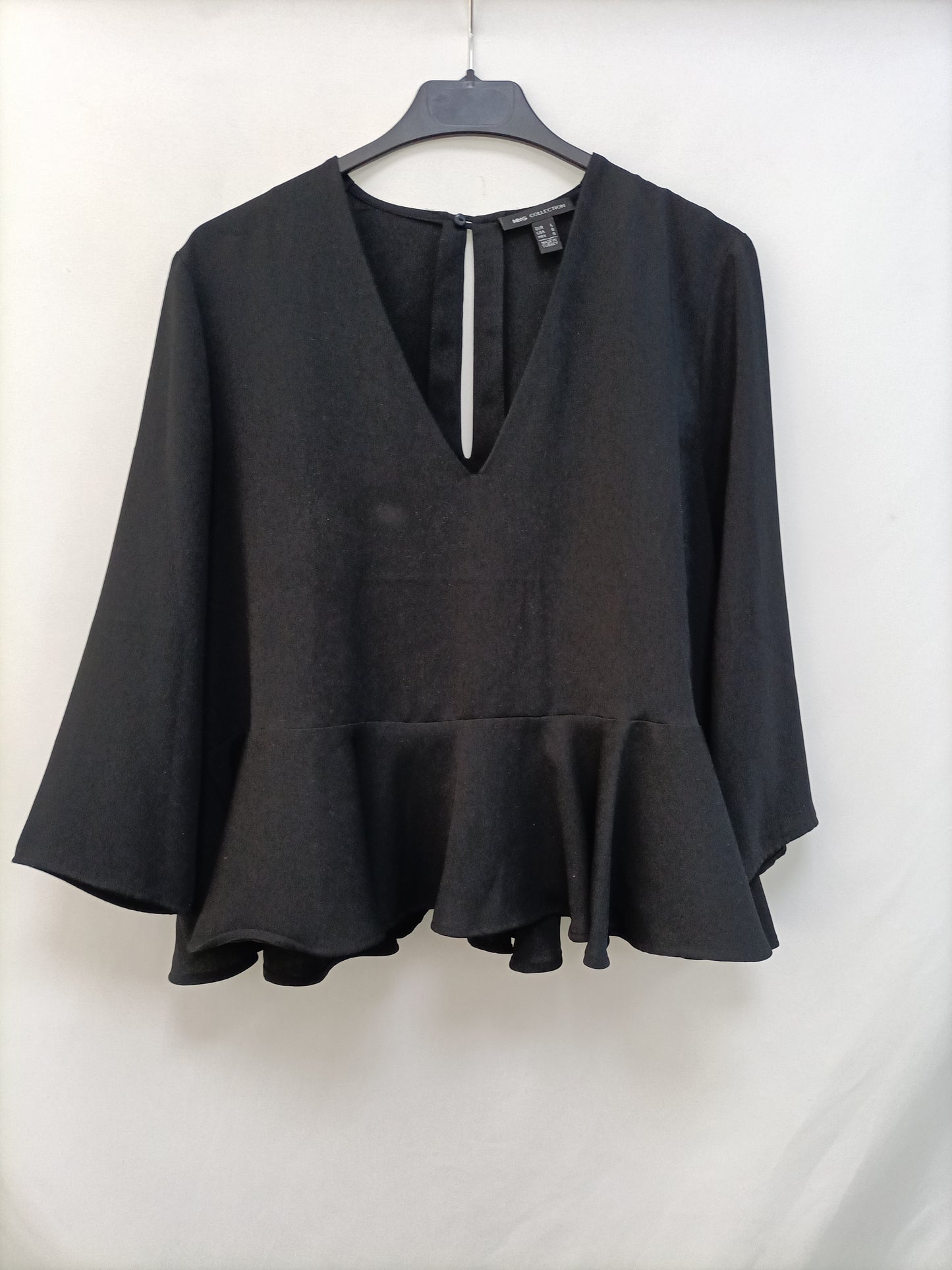 MANGO. Blusa negra volante T.l