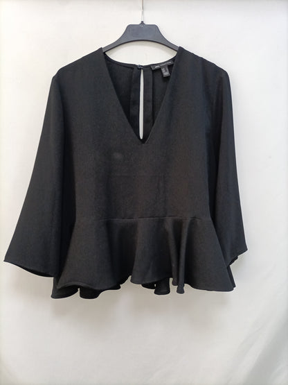 MANGO. Blusa negra volante T.l