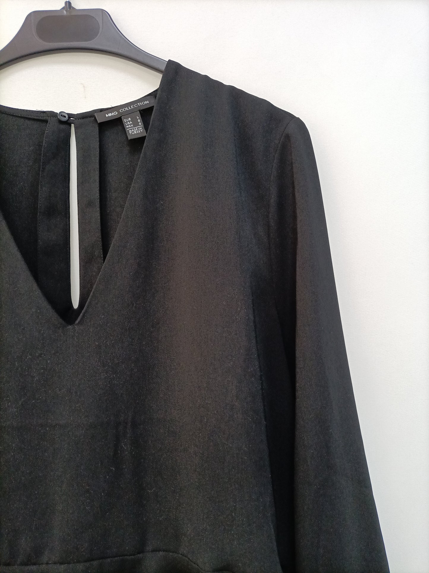 MANGO. Blusa negra volante T.l