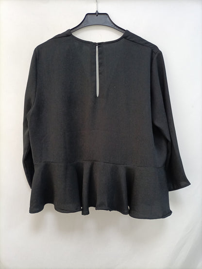 MANGO. Blusa negra volante T.l