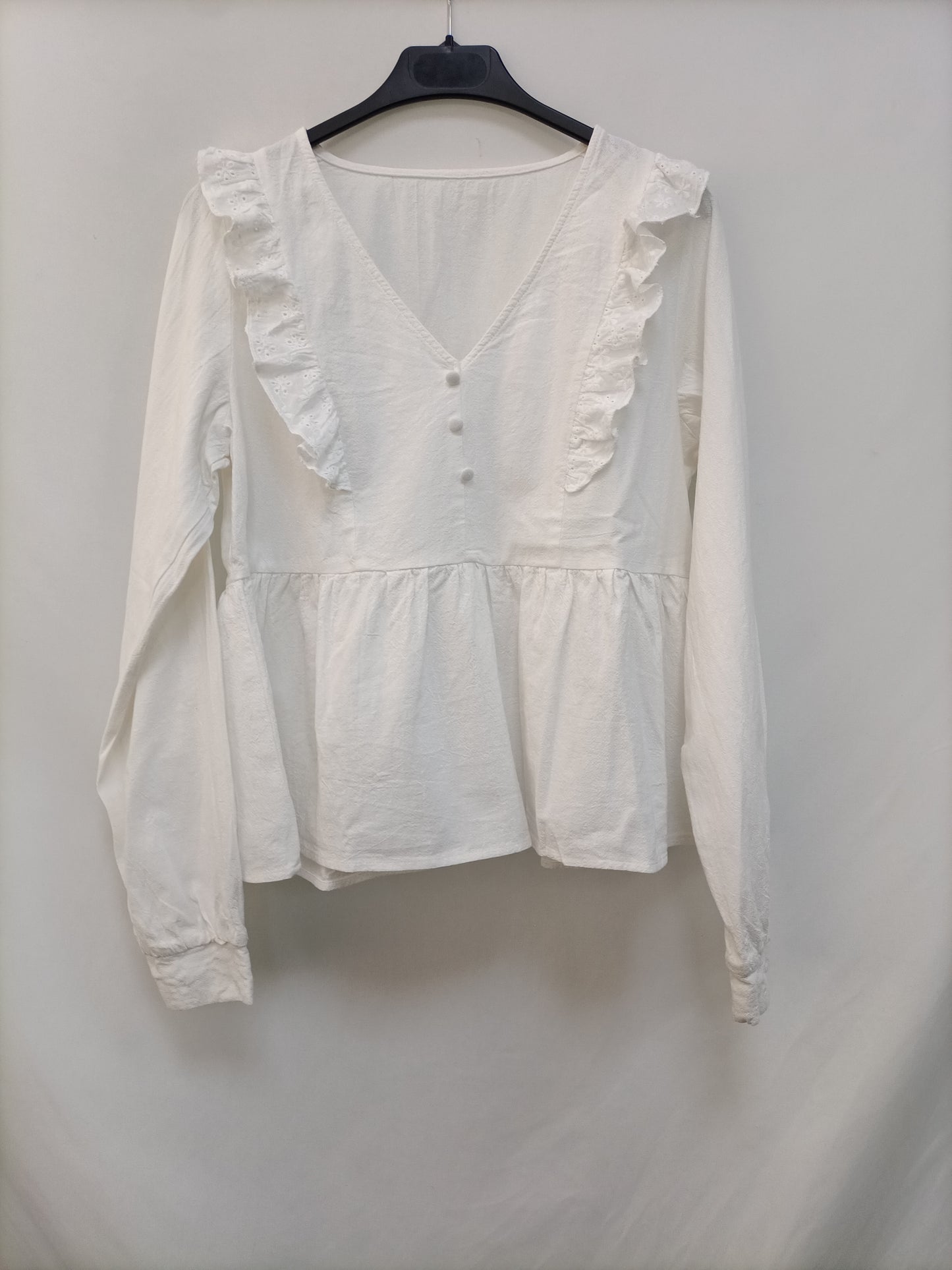 SHEIN. Blusa blanca volantes T.M