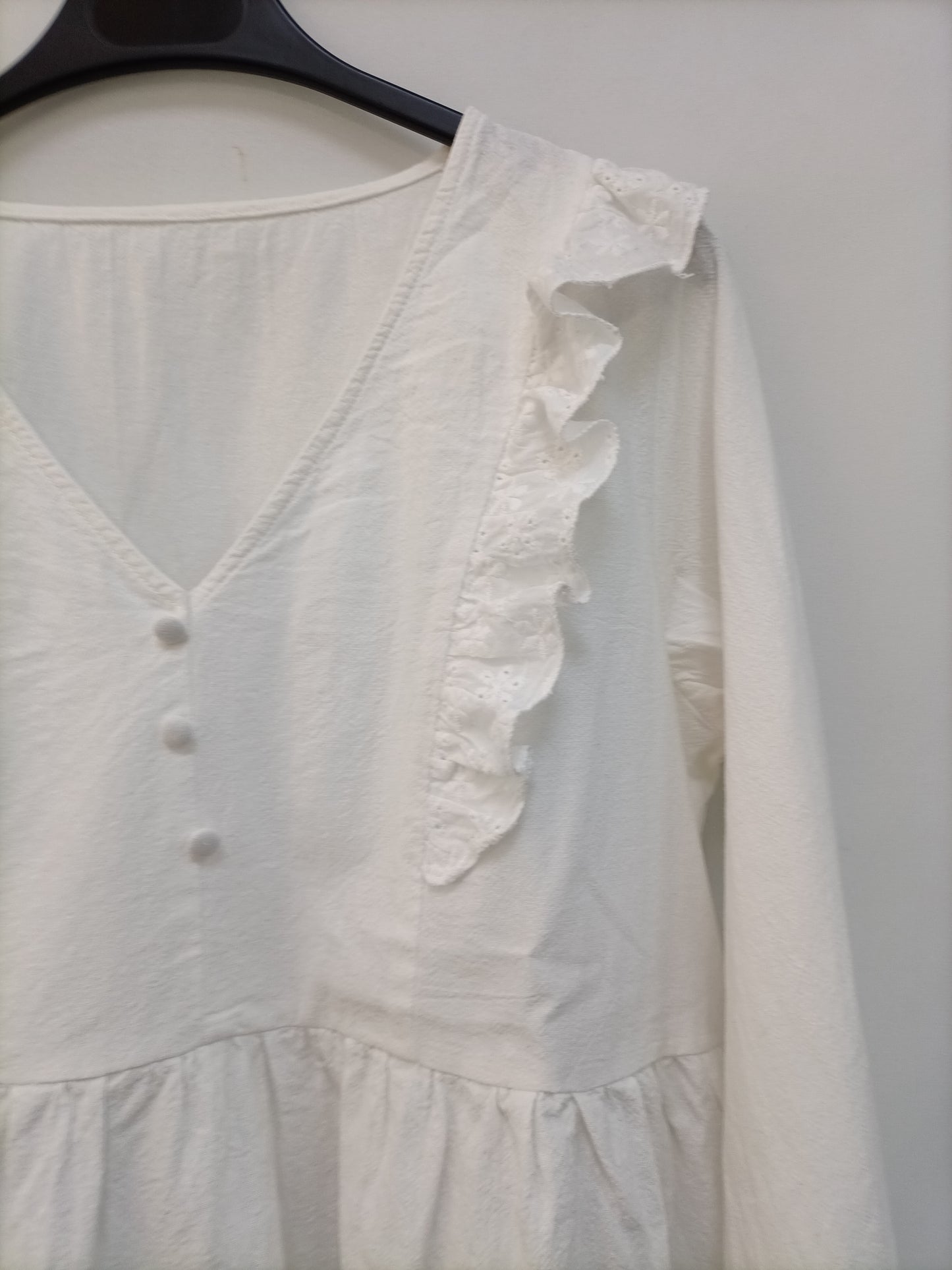 SHEIN. Blusa blanca volantes T.M