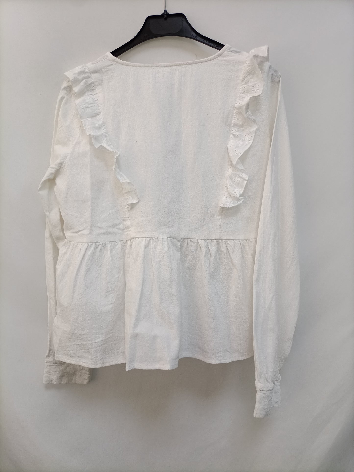 SHEIN. Blusa blanca volantes T.M