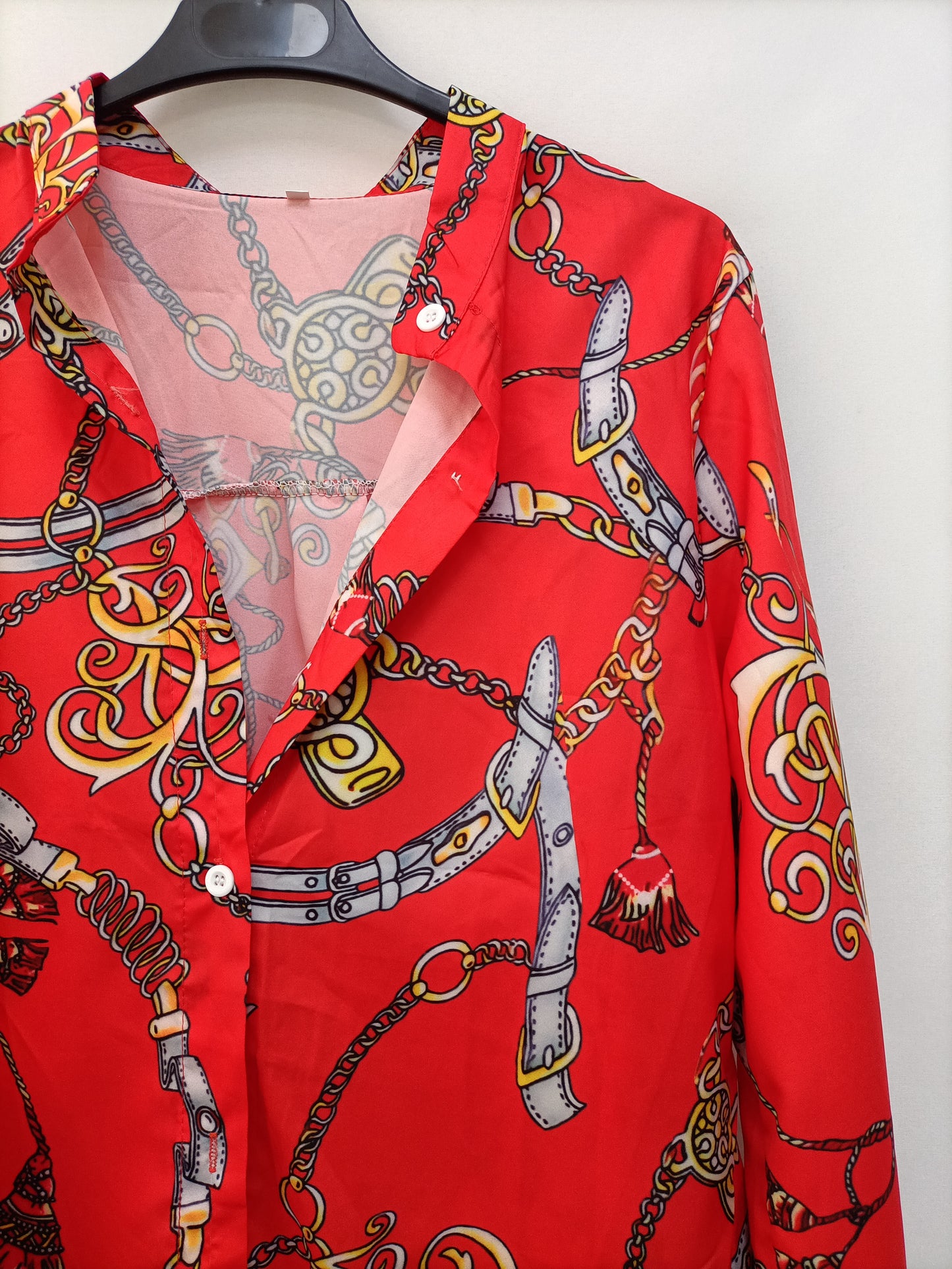 OTHERS. Red blouse with chains Tm