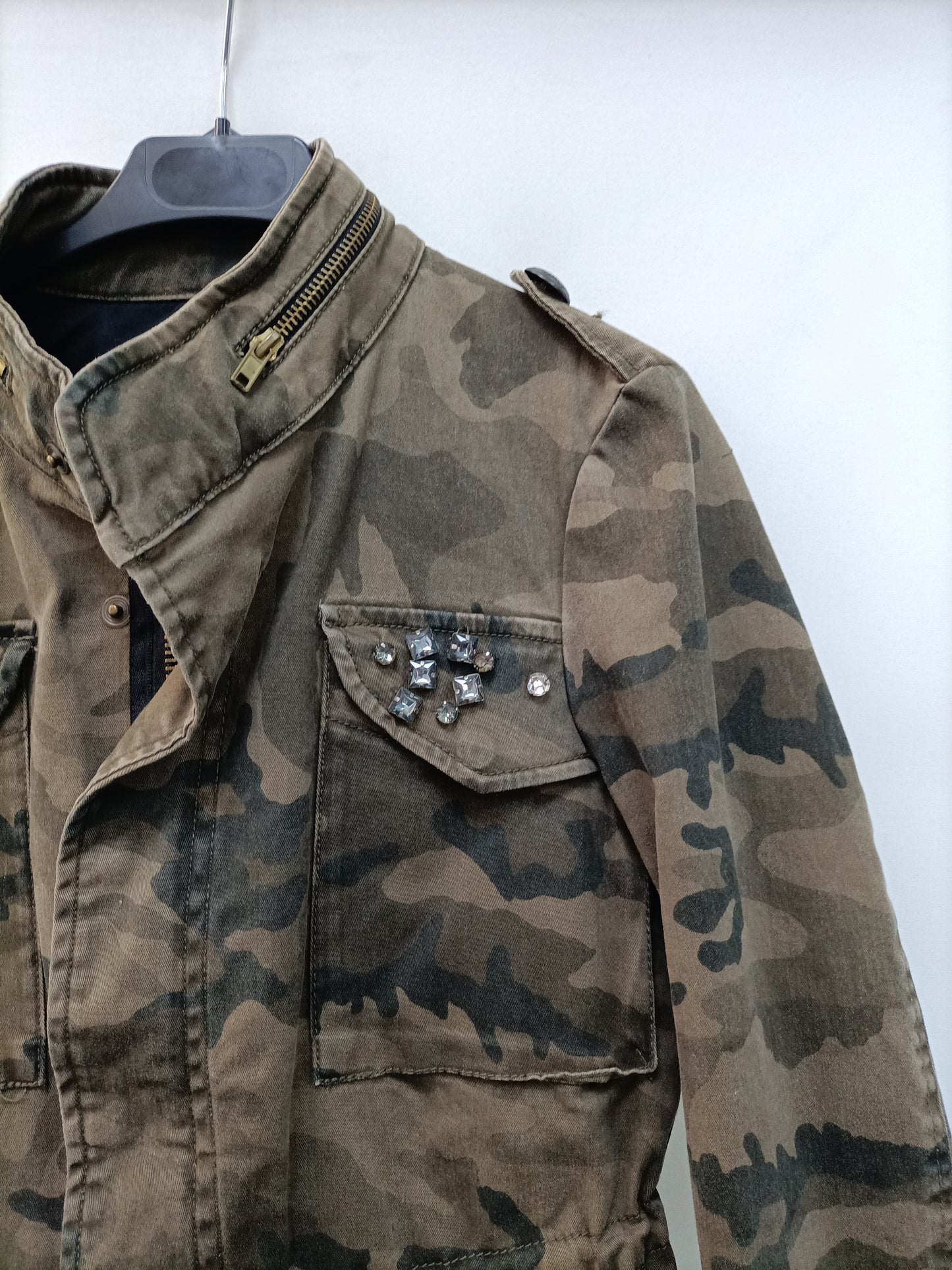 ZARA. Parka verde camuflaje T.s