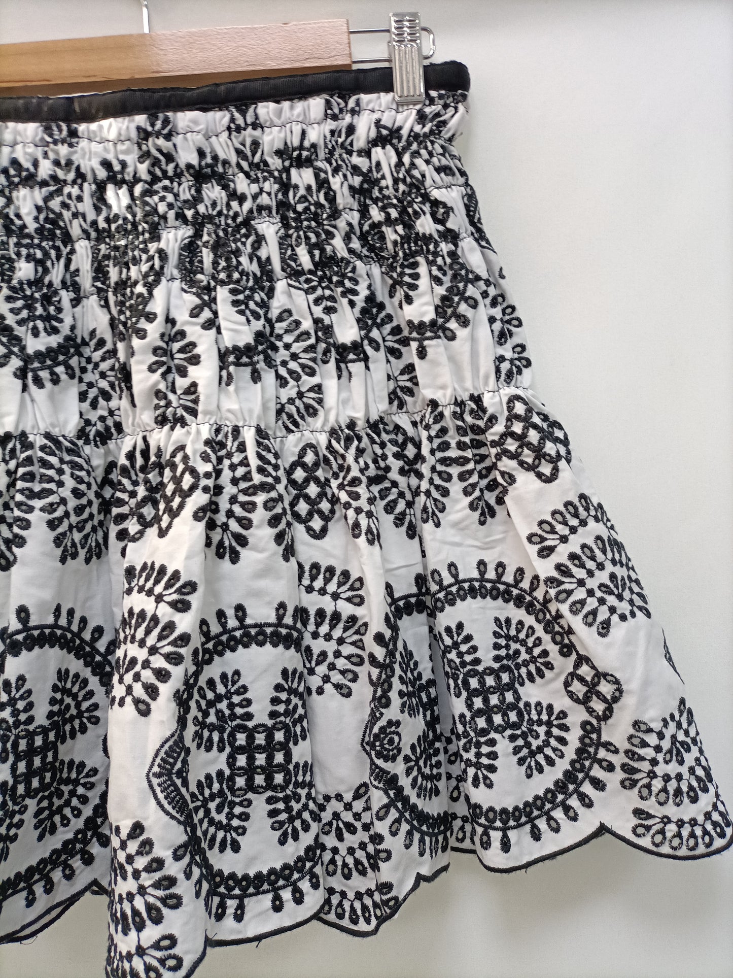 ZARA. Falda corta bordada T.m