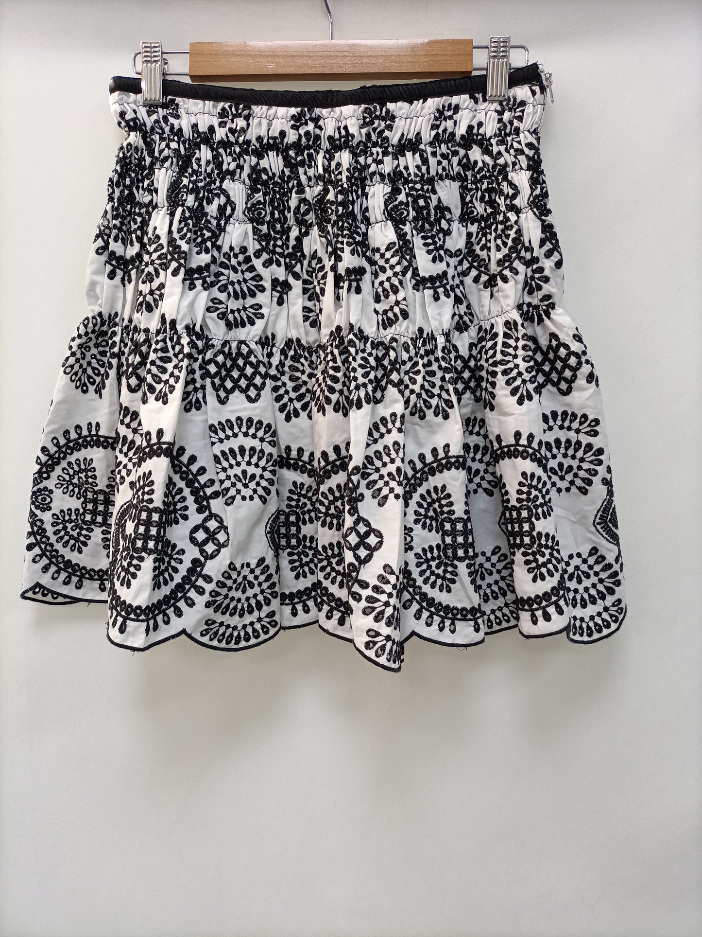 ZARA. Falda corta bordada T.m