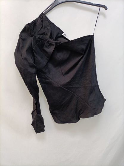 ZARA. Top negro asimétrico T.m