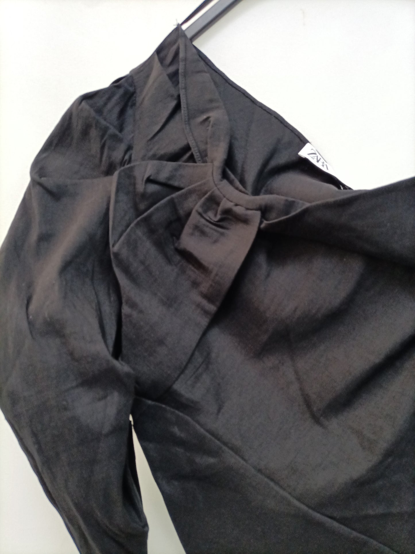 ZARA. Top negro asimétrico T.m