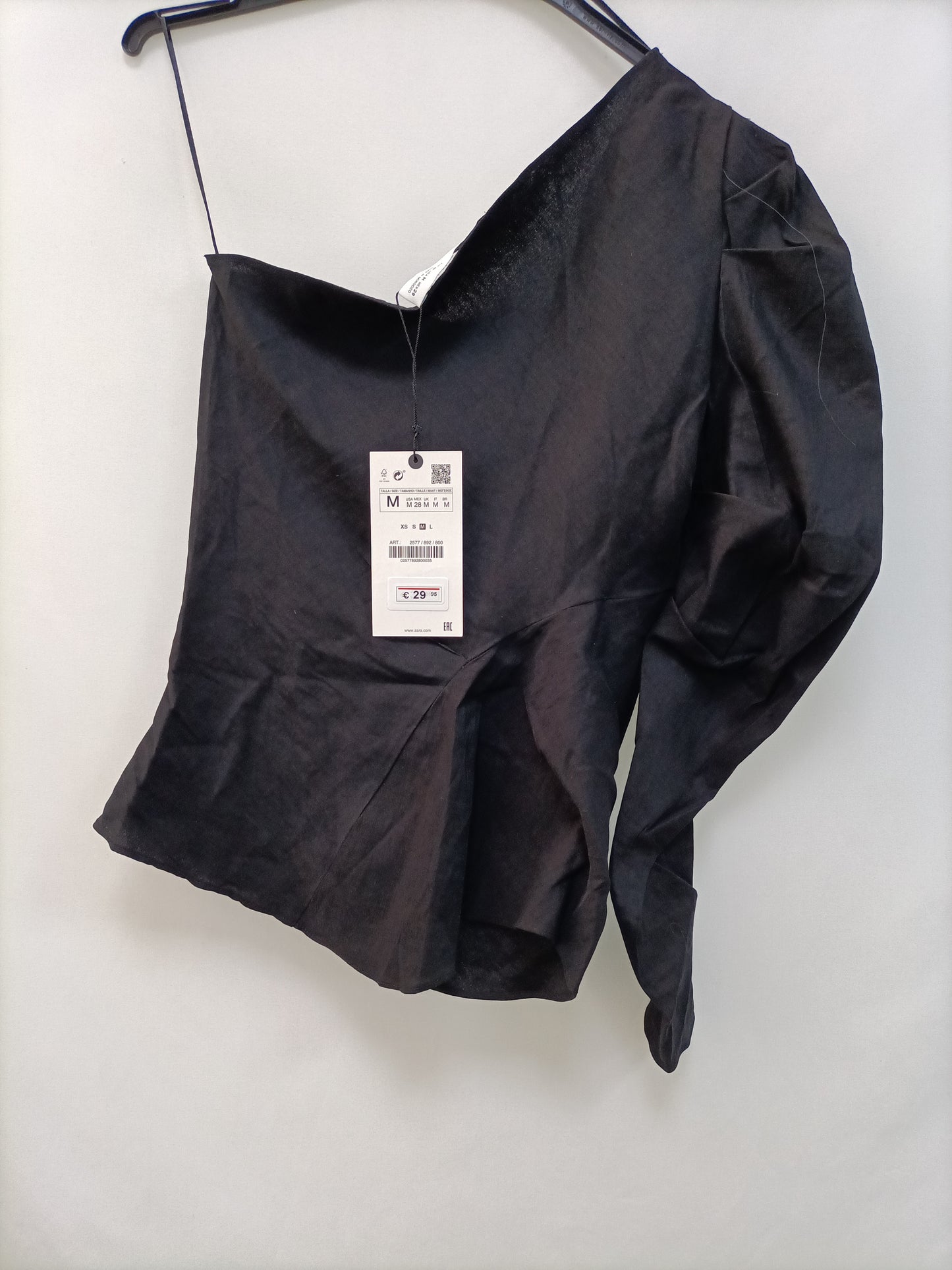 ZARA. Top negro asimétrico T.m