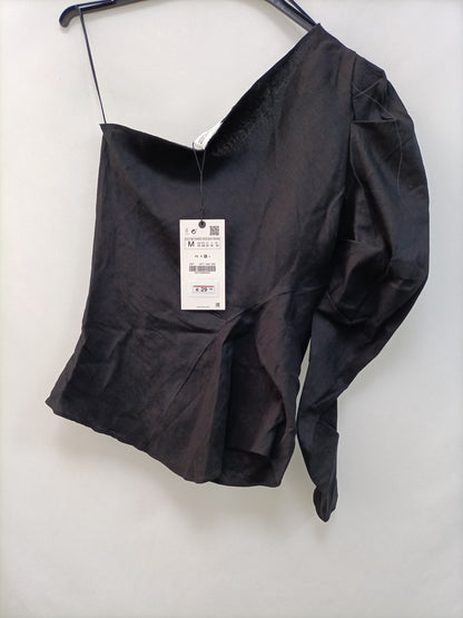 ZARA. Top negro asimétrico T.m