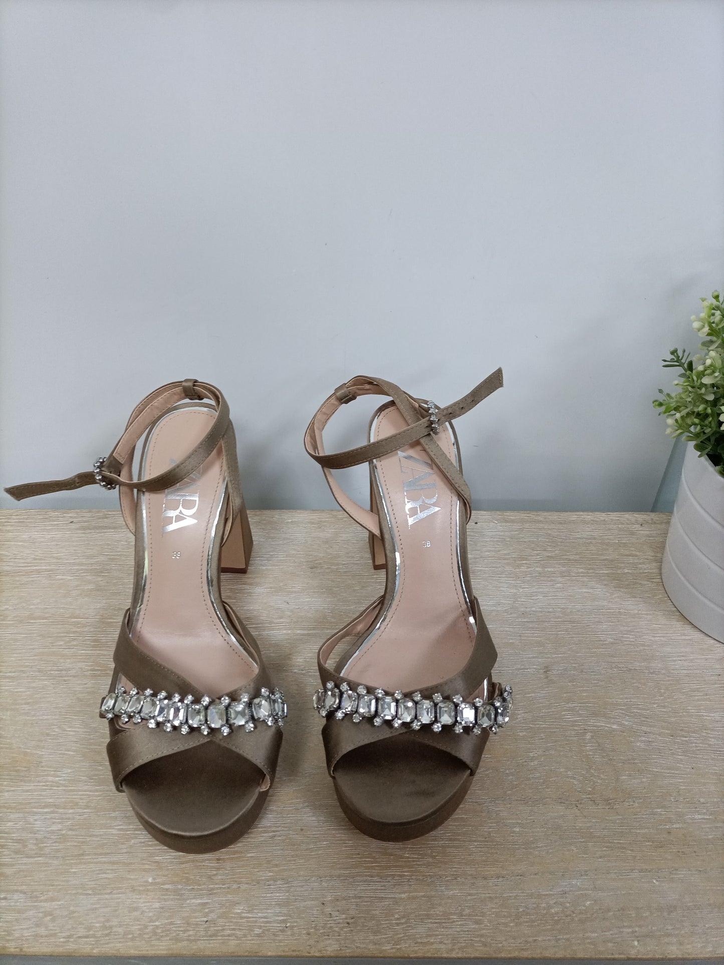 ZARA. Sandalias pedrería T.38