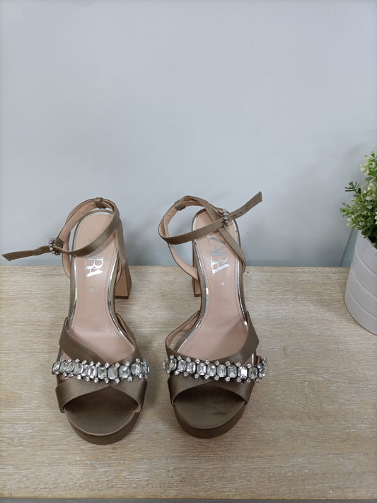 ZARA. Sandalias pedrería T.38