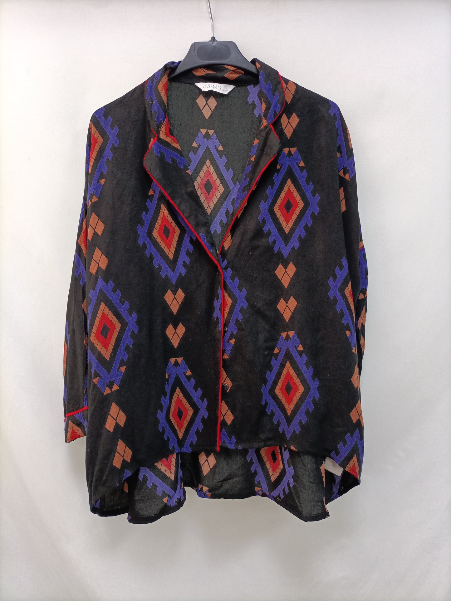 COMPAÑIA FANTASTICA. Blusa negra estampada T.s