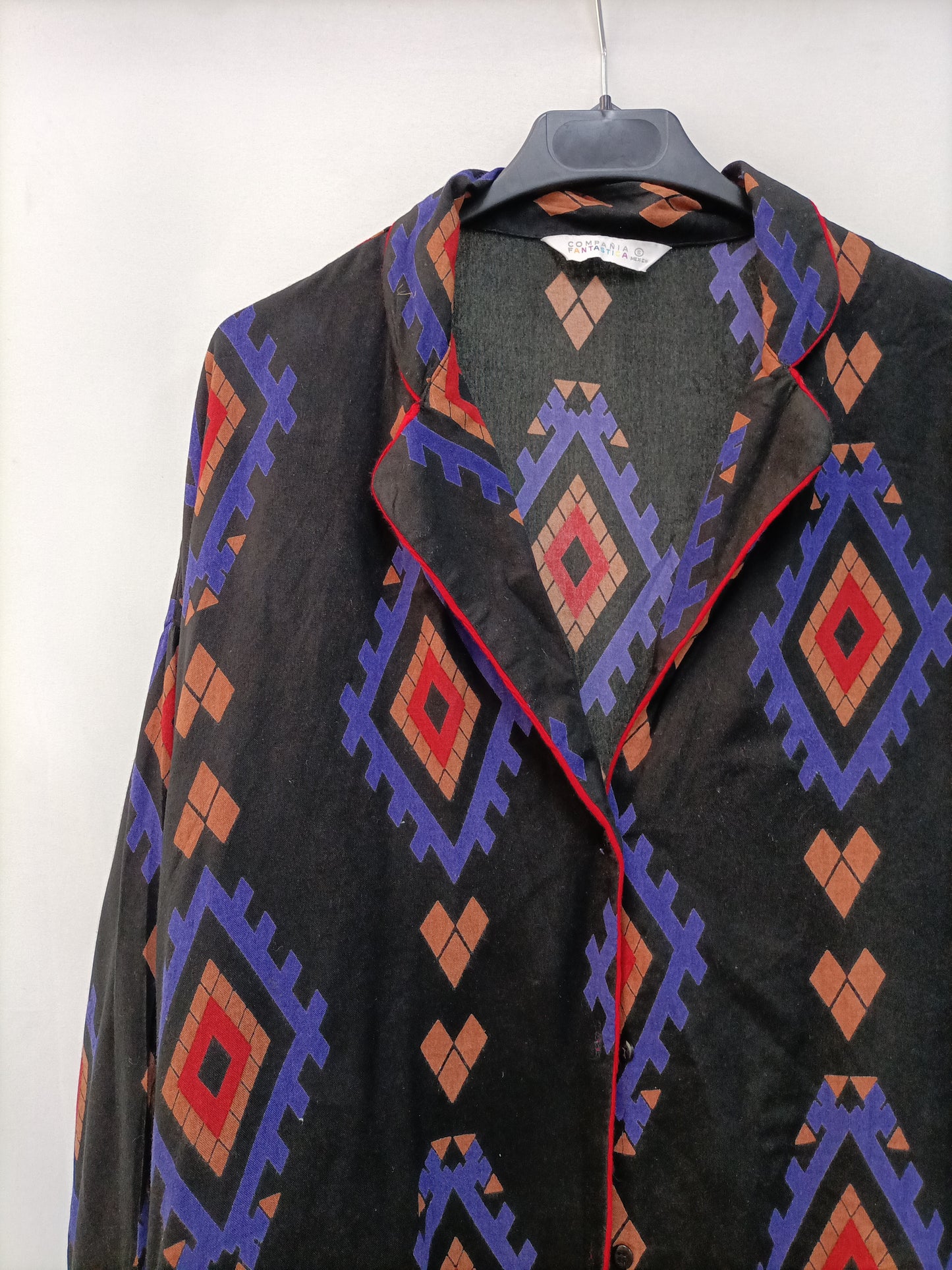 COMPAÑIA FANTASTICA. Blusa negra estampada T.s