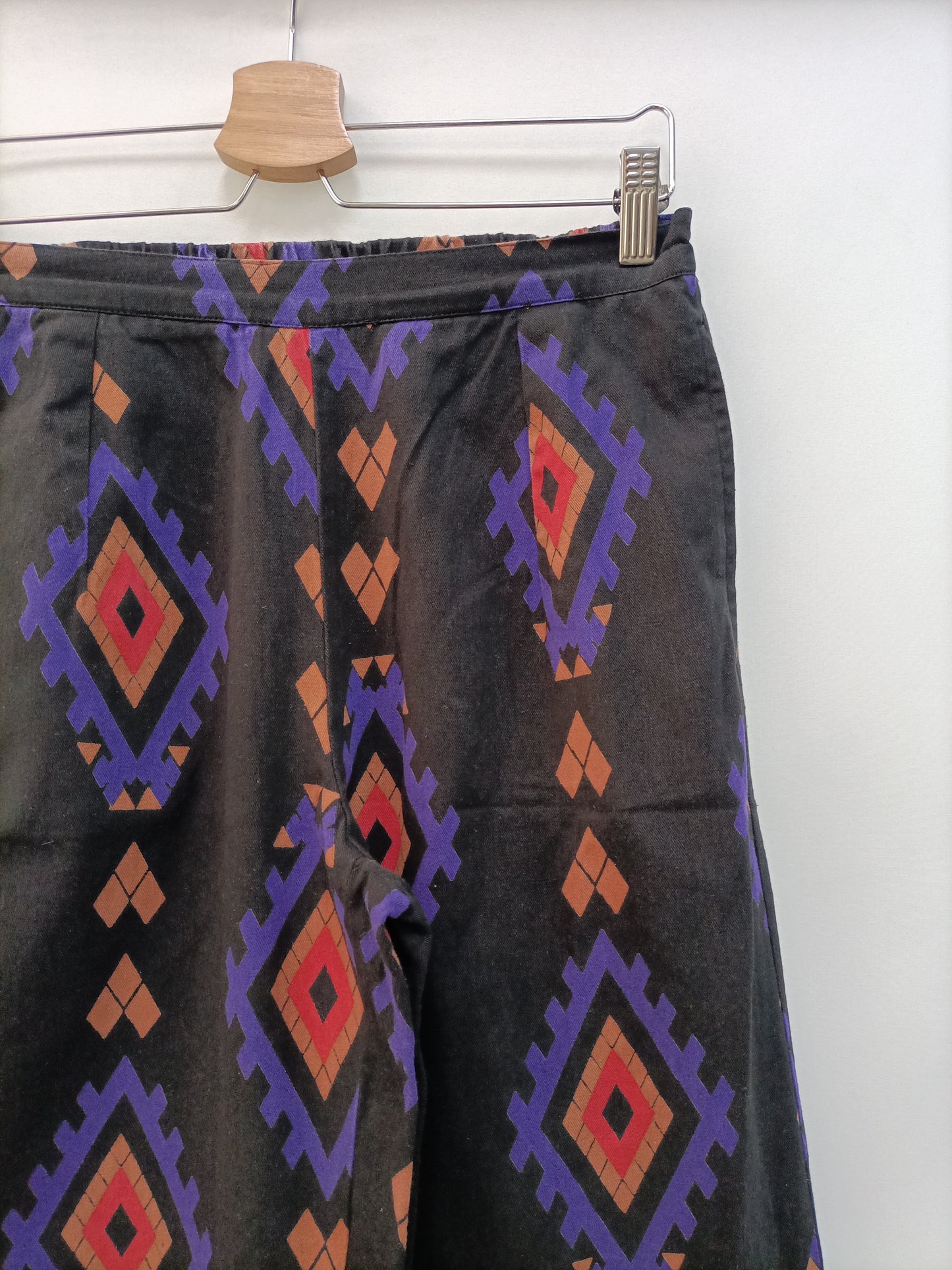 COMPAÑIA FANTASTICA. Pantalón negro estampado T.m