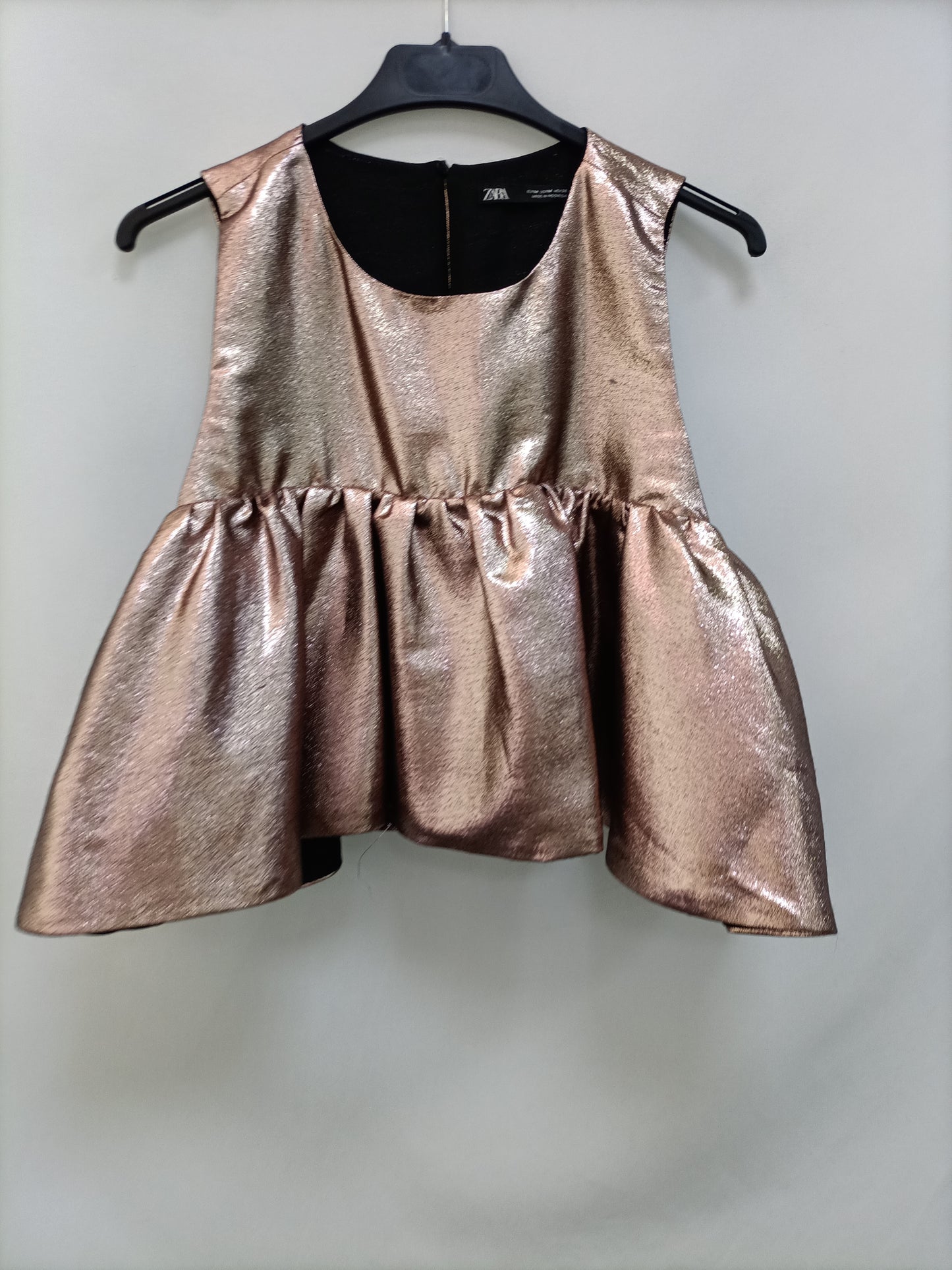 ZARA. Top corto metalizado T.m