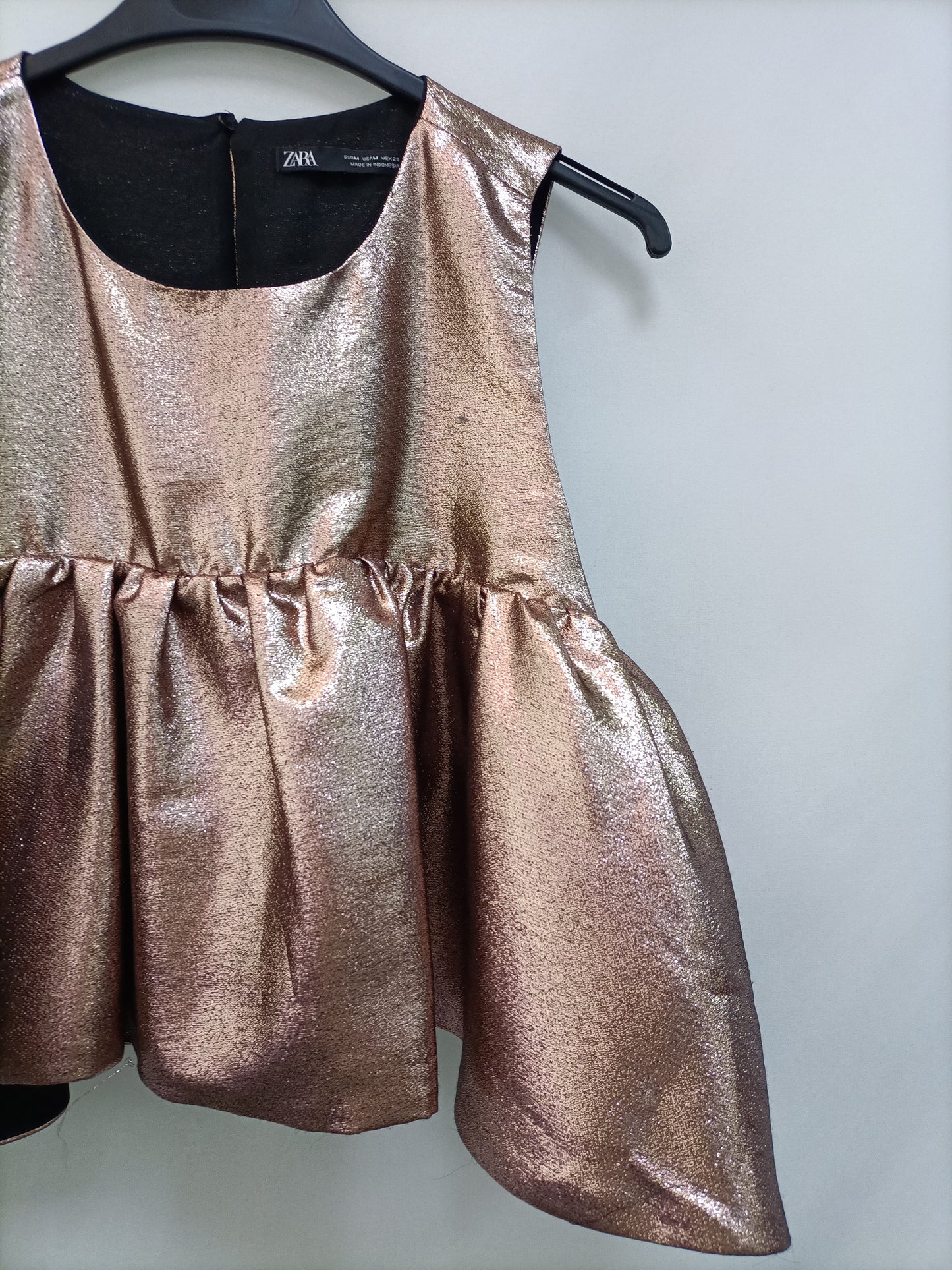 ZARA. Top corto metalizado T.m