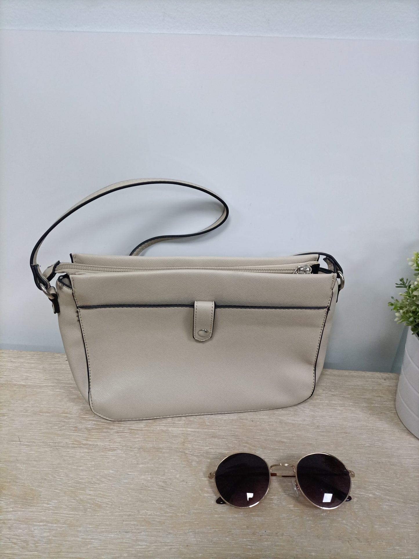 MISAKO. Bolso beige polipiel