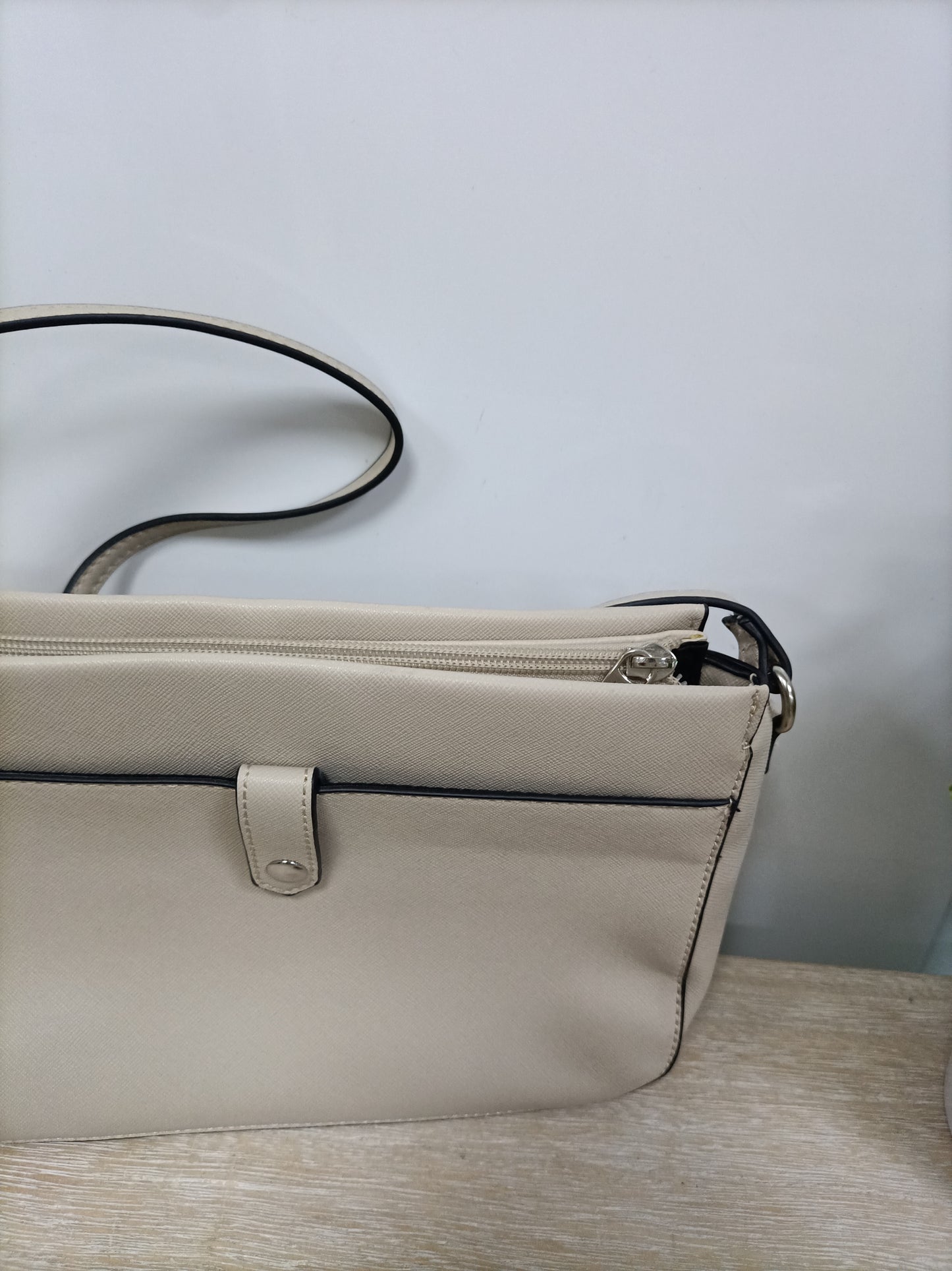 MISAKO. Bolso beige polipiel