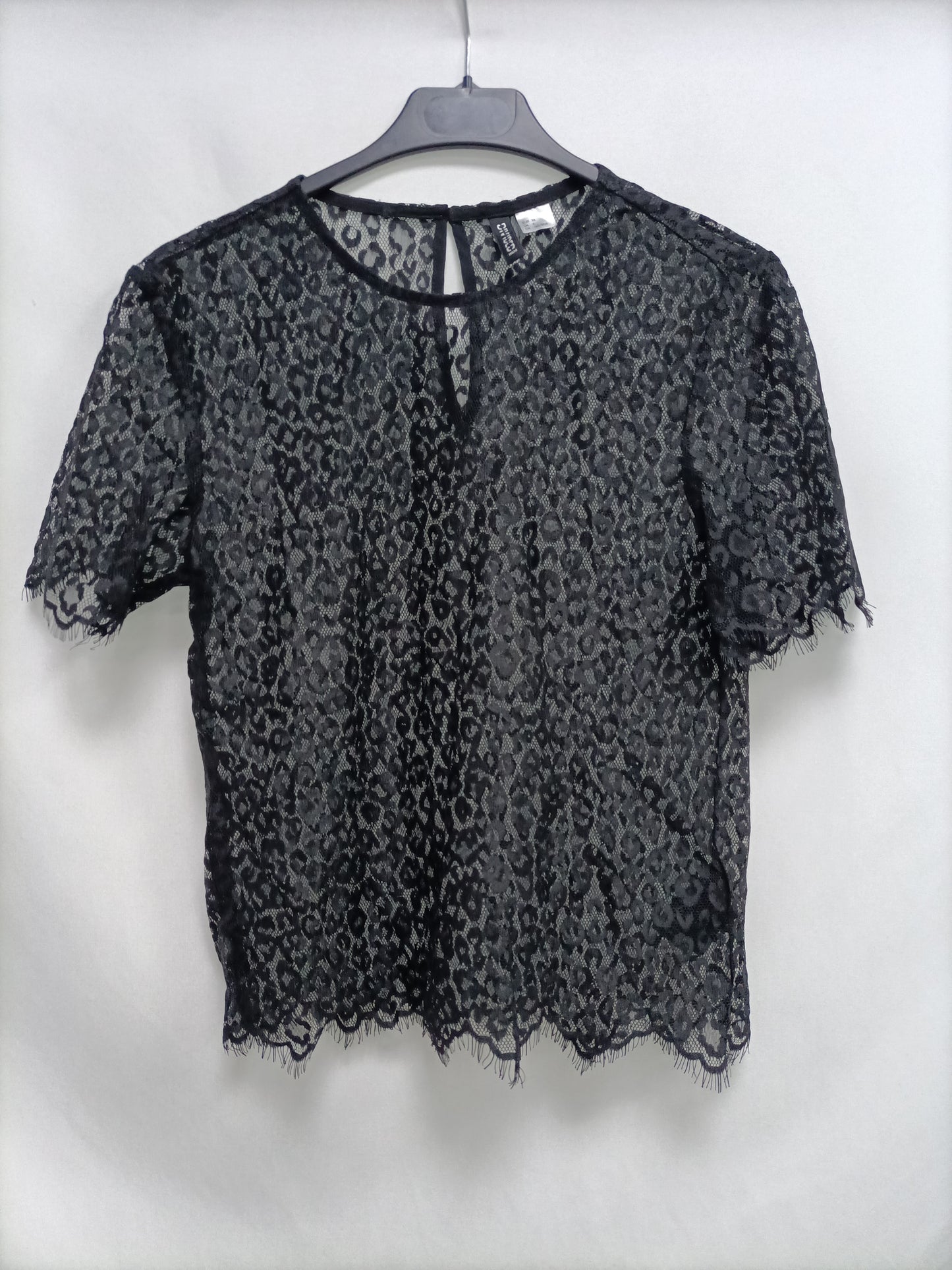 H&M. top encaje negro T.34