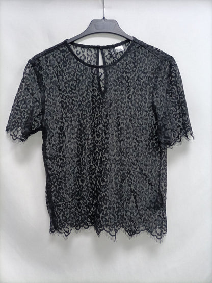 H&M. top encaje negro T.34