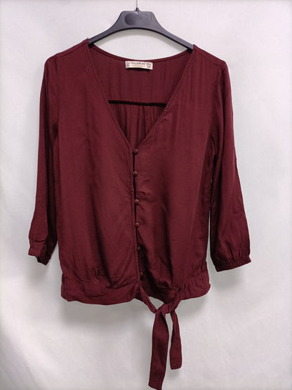 PULL&BEAR. Blusa burdeos lazada T.xs