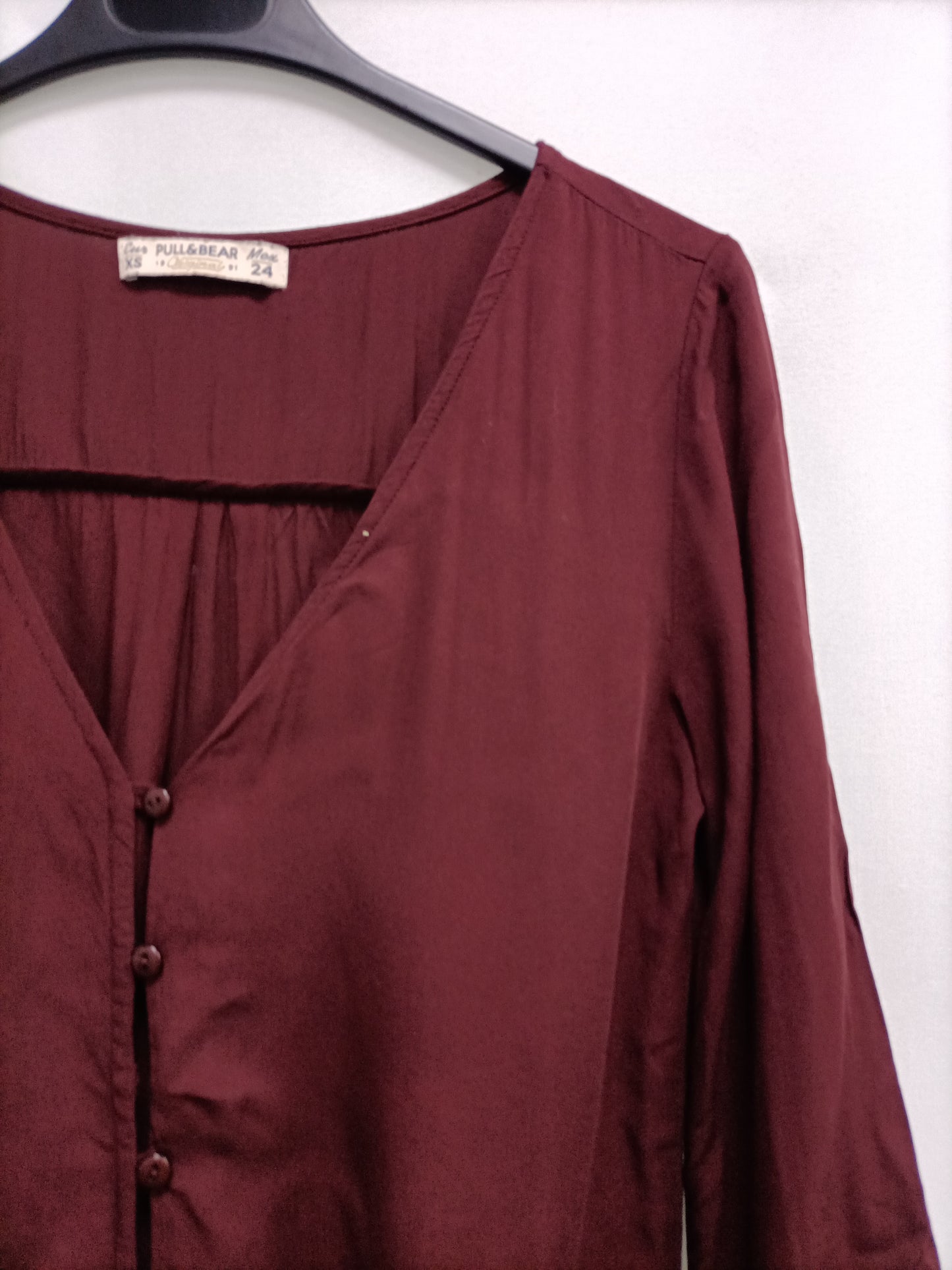 PULL&BEAR. Blusa burdeos lazada T.xs