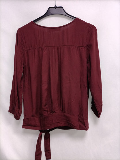 PULL&BEAR. Blusa burdeos lazada T.xs