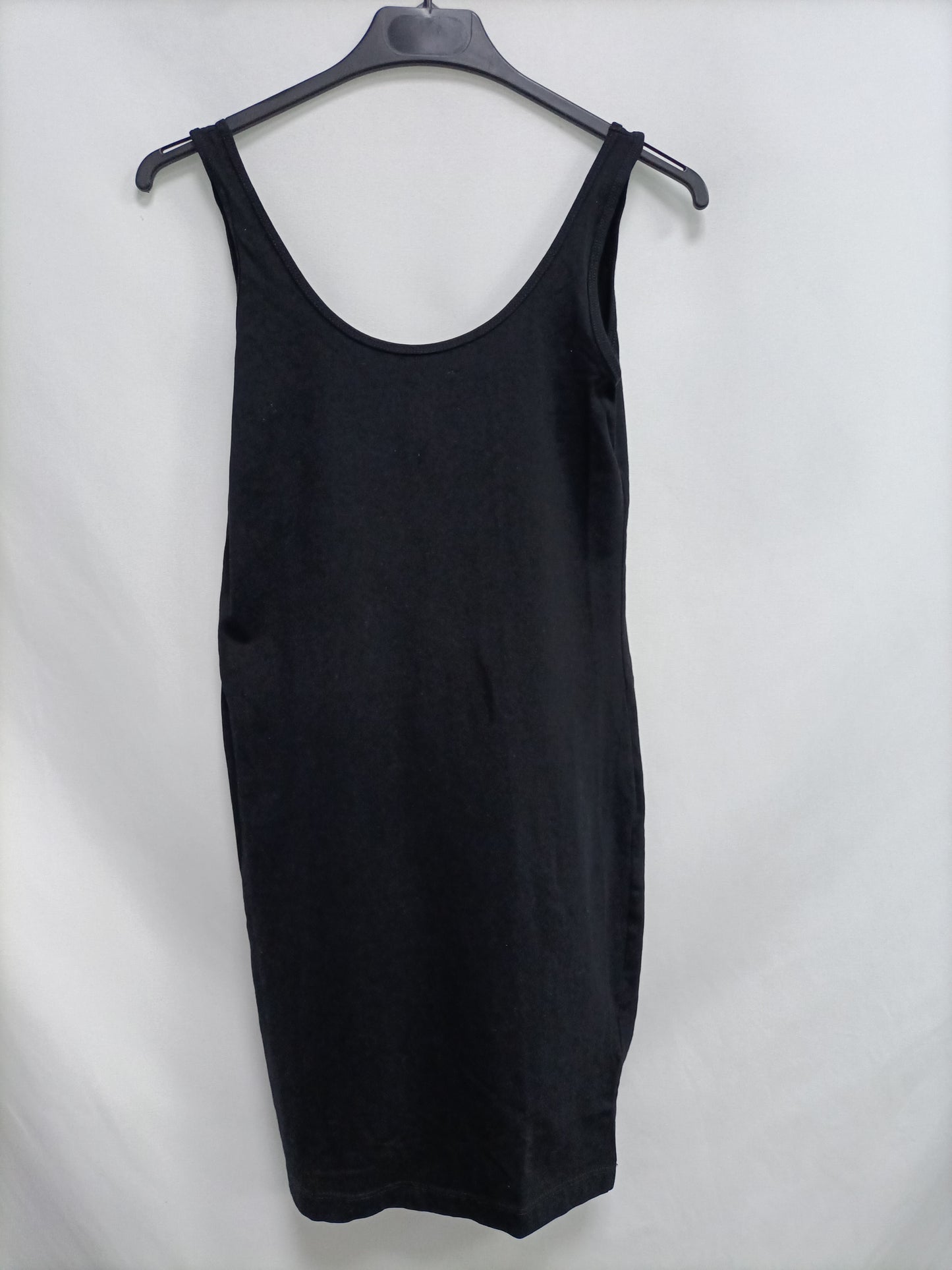 H&M. Vestido negro entallado T.s