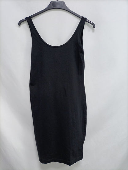 H&M. Vestido negro entallado T.s
