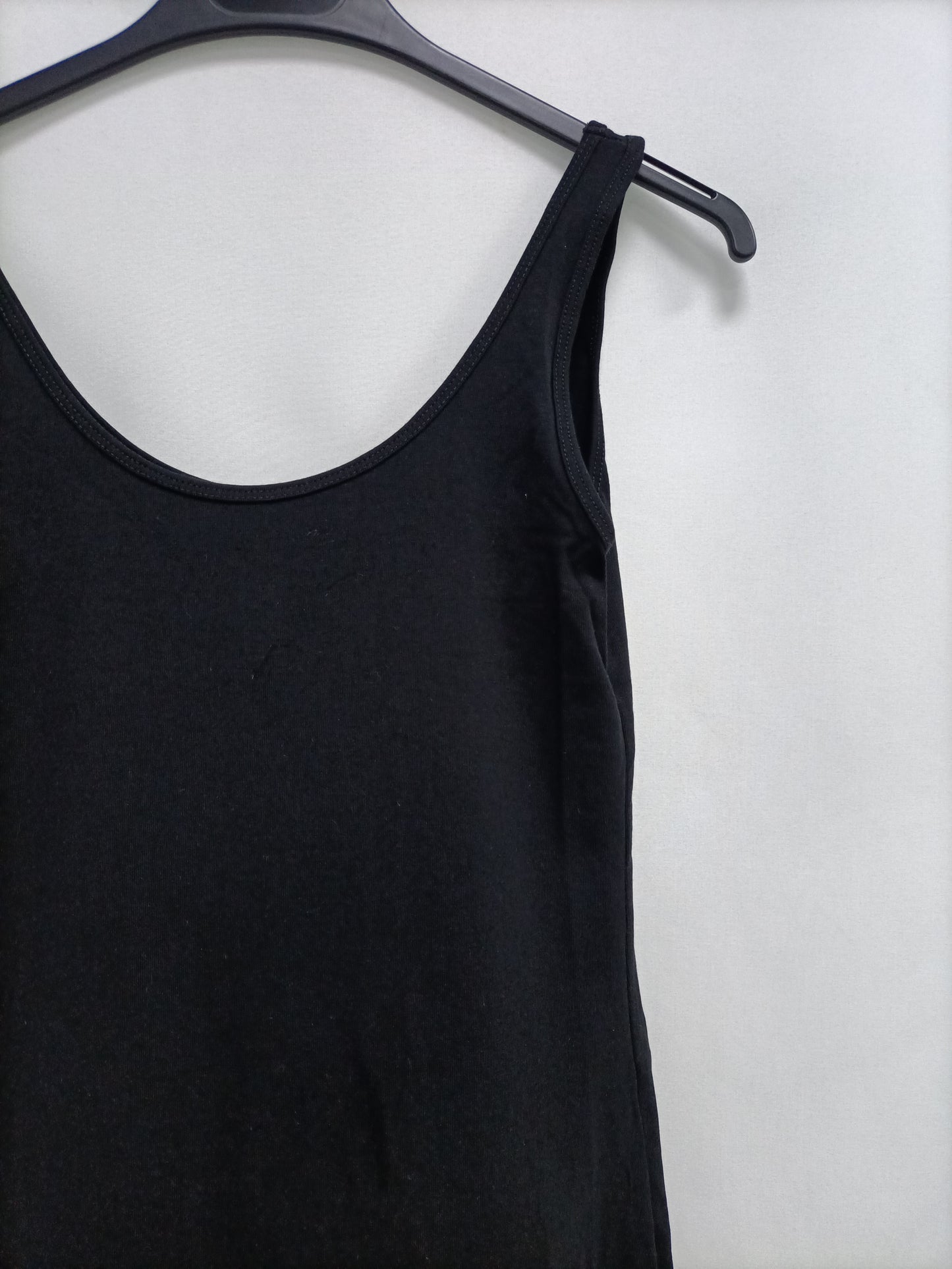 H&M. Vestido negro entallado T.s